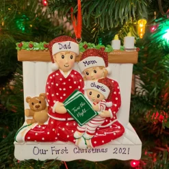 New The Jolly Christmas Shop 4.25" Family Of 3 Reading In Bed Personalized Christmas Ornament OR2025-3